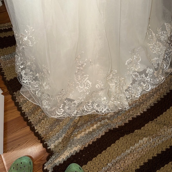 Elegant Ivory Lace Wedding Dress - Picture 14 of 16